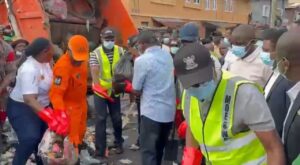 Read more about the article PHOTOS: Environmental Saturday: Sanwo-Olu, Wahab, LAWMA MD Lead Cleanup Operations Across Lagos