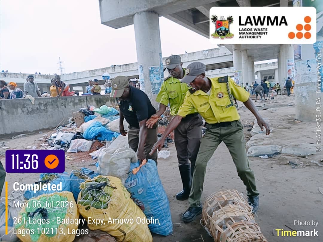 You are currently viewing Joint Enforcement Team Continues Removal of Illegal Squatters, Towing of Vehicles Along Badagry Expressway