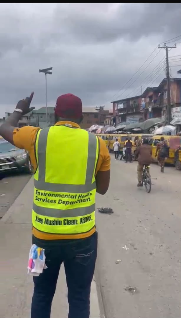 You are currently viewing ARUWE MOVES AGAINST INDISCRIMINATE WASTE DUMPING, SENSITISES MUSHIN RESIDENTS TO KEEP MEDIANS AND HIGHWAYS CLEAN