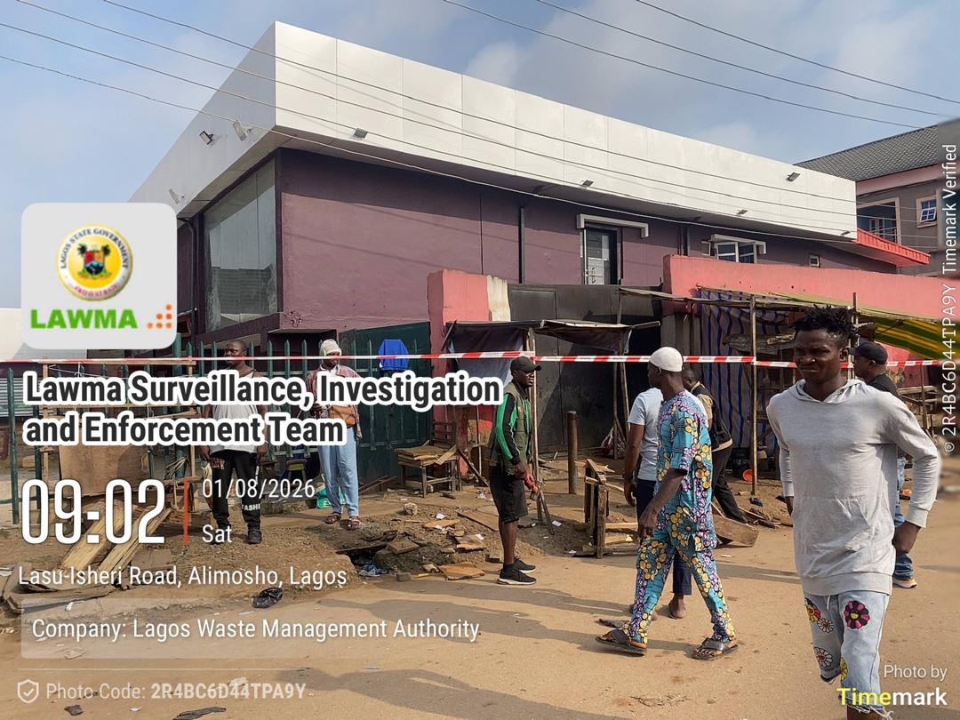 Read more about the article LAWMA Seals Multiple Markets, Plazas Along LASU-Igando Road Over Persistent Sanitation Violations