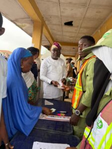 Read more about the article TINUBU’S SENIOR AIDE, TUNDE RAHMAN CASTS VOTE IN IWO, COMMENDS PROCESS