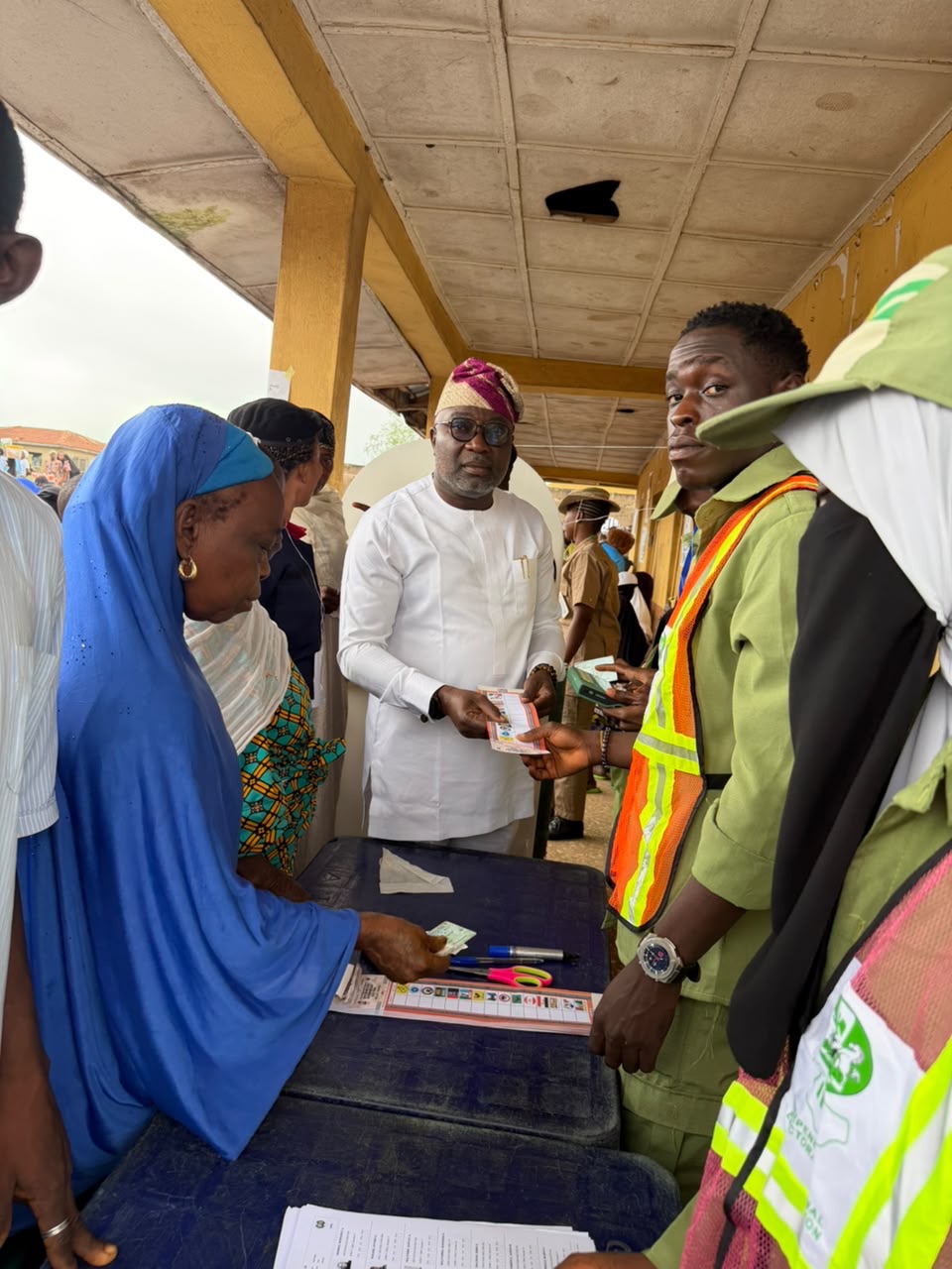 Read more about the article TINUBU’S SENIOR AIDE, TUNDE RAHMAN CASTS VOTE IN IWO, COMMENDS PROCESS