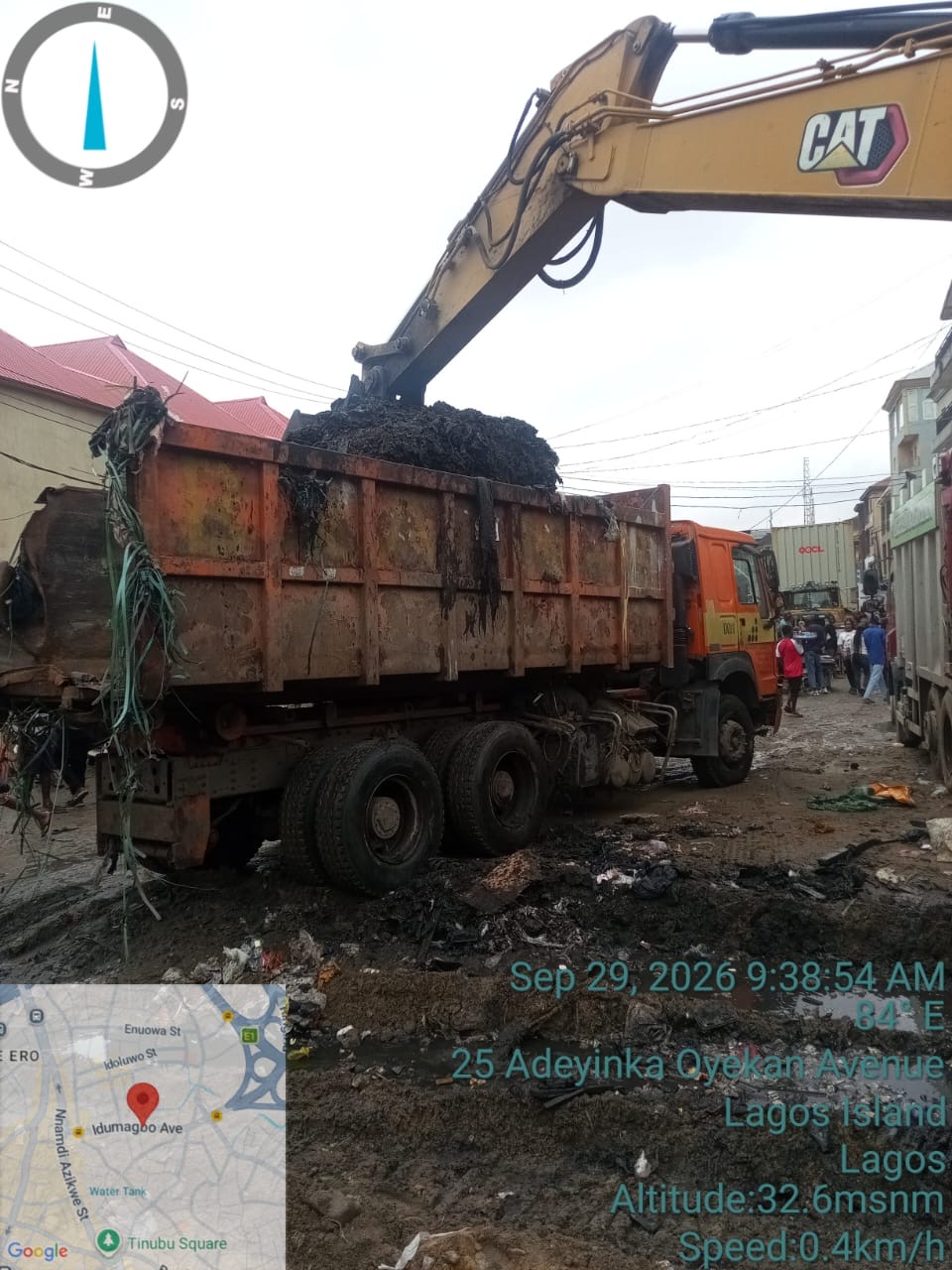 You are currently viewing LAWMA Evacuates Waste at Ojo Giwa Street as Julius Berger Assists With Access During Idumagbo Construction