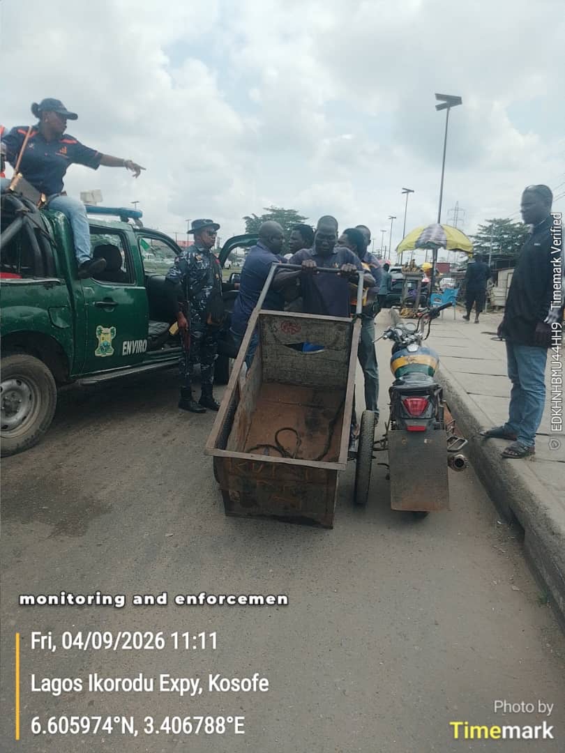You are currently viewing LAWMA Enforcement Teams Intensify Operations on Ikorodu Road, Apprehend Cart Pusher, Engage Community Leaders