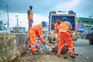 Read more about the article LAWMA SEALS OVER 25 BUILDINGS AS IT EVACUATES WASTE BACKLOGS IN OKOTA