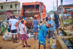 Read more about the article LAWMA MOBILISES MEN, EQUIPMENT FOR MASSIVE WASTE EVACUATION IN OSHODI